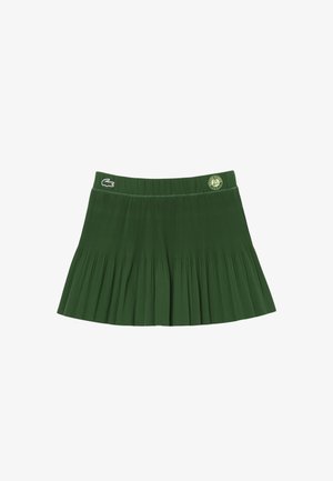 Jupe de tennis plissée vert foncé avec taille élastique et petits logos crocodile Lacoste et Roland Garros à l'avant.