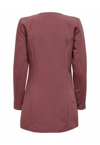 Blazer med långa ärmar i dämpad burgundy, tillverkad av en slät tygkvalitet med skräddarsydda sömmar och en strukturerad silhuett. Inga synliga stängningar eller fickor.