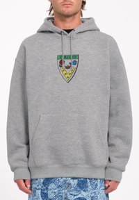 Grijze fleece hoodie met een voorzak en een kleurrijk geborduurd logo met bloemen en sterren op de borst.