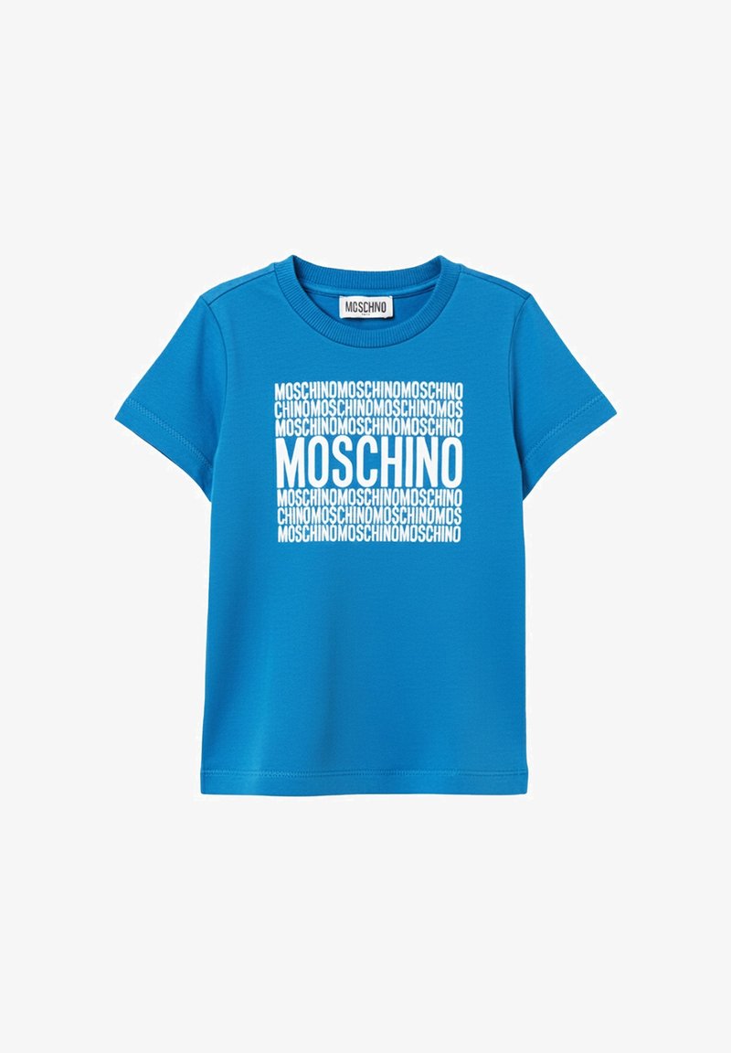 Lyseblå T-shirt med korte ærmer og gentaget hvidt "MOSCHINO"-tekstmønster centreret på forsiden samt en Moschino-label inde i kraven.