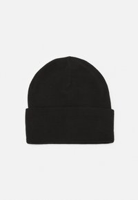 Zwarte gebreide beanie met een opgerolde rand, met een gladde textuur en een eenvoudige, klassieke vorm. Geen logo's of extra details aanwezig.