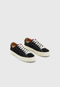 VM003 SUEDE LO UNISEX - Sneakers basse - black/white