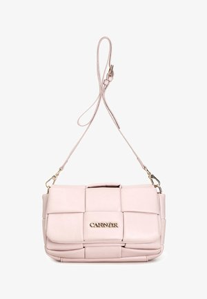 Pink læderhåndtaske med et vævet design, gyldent hardware og en aftagelig rem. Har en magnetisk lukning og en struktureret form.