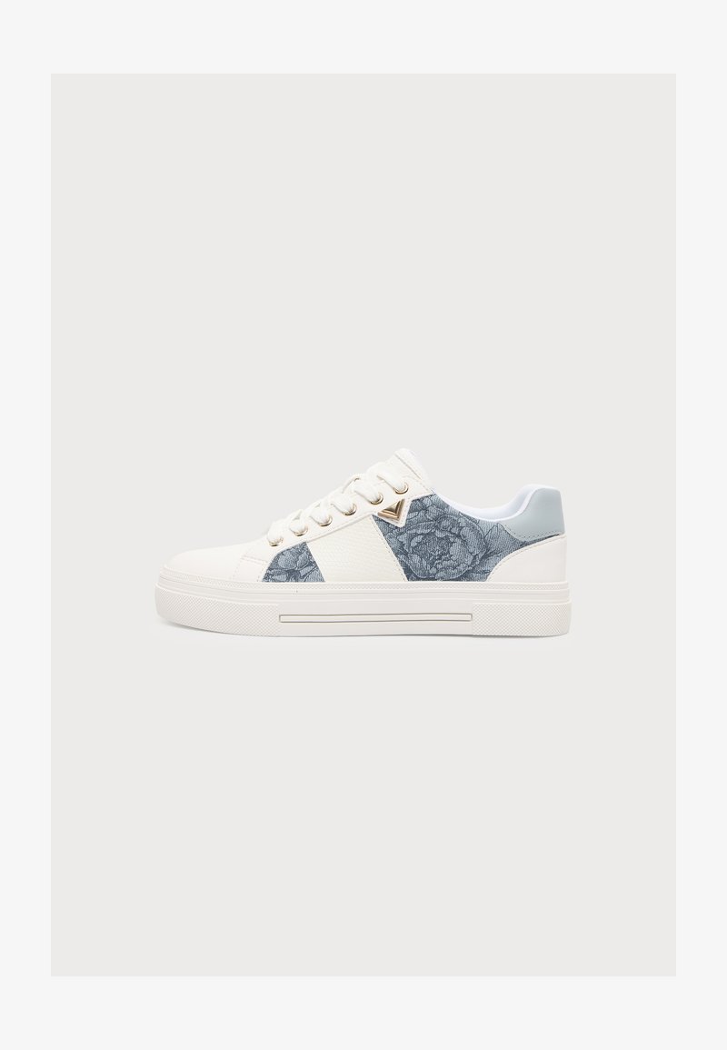 Baskets blanches avec panneaux latéraux à motif floral bleu, accent au talon bleu clair, semelle blanche et œillets dorés pour les lacets sur fond uni.
