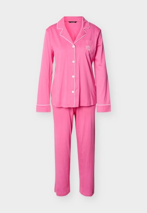Rosa pysjamasett med langermet knappeskjorte med hvit piping og matchende bukser med rette ben, med brystlomme og brodert logo.