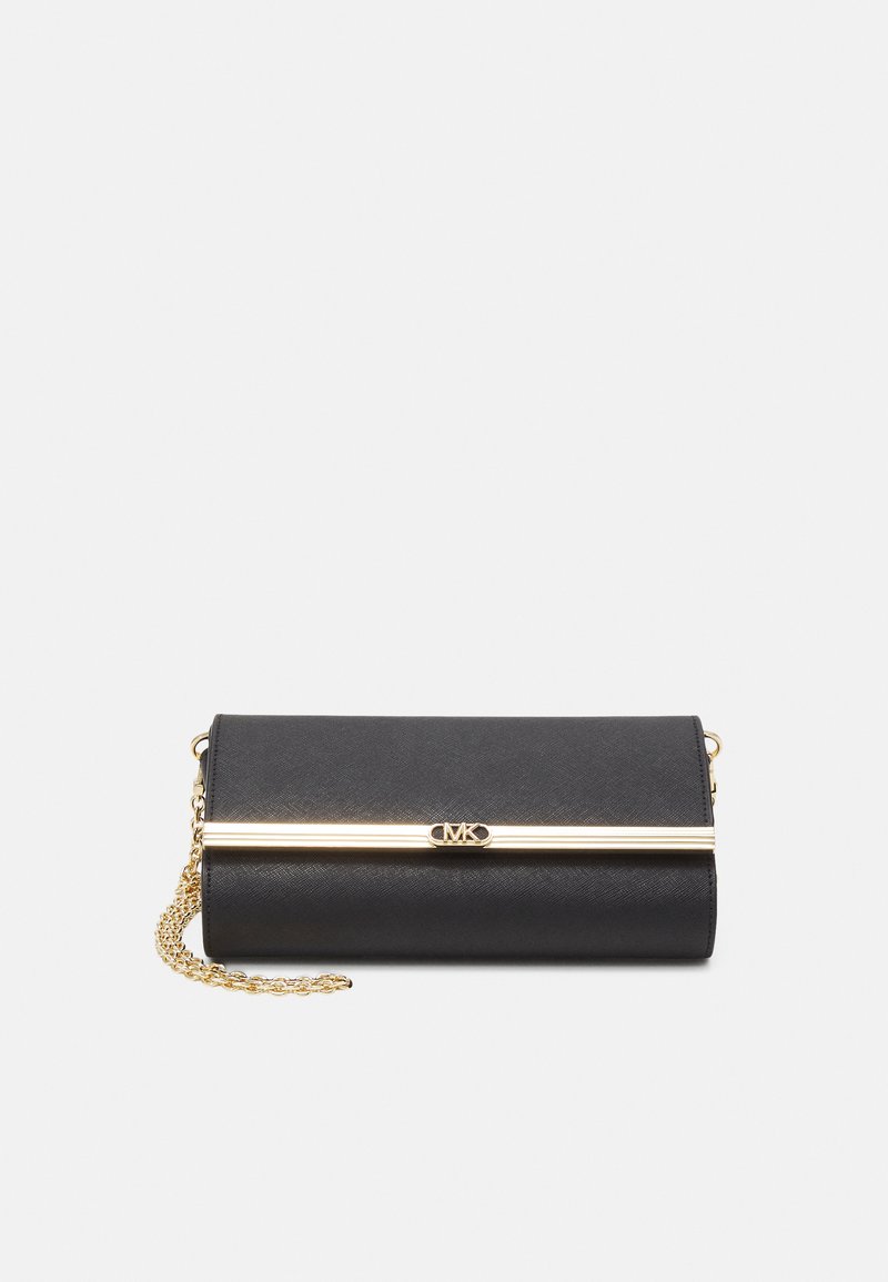 Schwarze Leder-Clutch mit goldfarbener Hardware-Akzenten und Logo. Verfügt über einen Kettenriemen und ein elegantes, rechteckiges Design. Strukturierte Oberfläche.