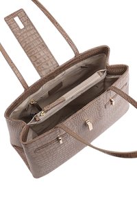 Bruine handtas met een krokodillenpatroon, twee hengsels en een ritscompartiment. Interieur gevoerd met beige stof en meerdere zakken.