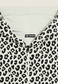Felpa con zip a stampa leopardata realizzata in un tessuto morbido, con un motivo nero su uno sfondo chiaro e una cerniera frontale con un'etichetta del marchio.