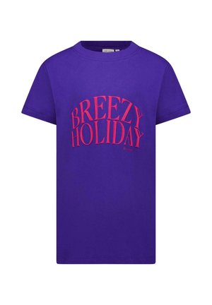 Paarse katoenen T-shirt met opvallende rode tekst "BREEZY HOLIDAY" in een boogvormig ontwerp. Korte mouwen en ronde halslijn. Eenvoudige, klassieke pasvorm.