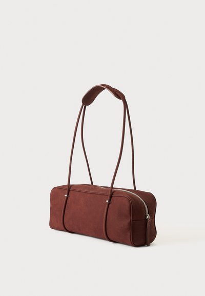 Sac à main rectangulaire en cuir marron avec longues anses doubles et une fermeture éclair argentée sur le dessus, présenté sur un fond clair uni.