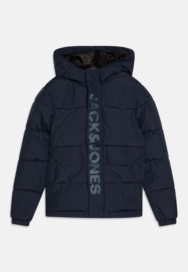 Marineblå polstret jakke med hette, med en iøynefallende "JACK & JONES" logo på fronten, to store lommer, og elastiske mansjetter.