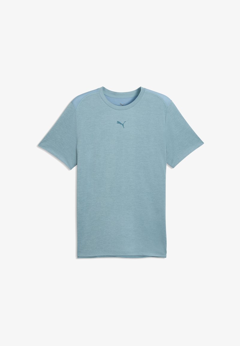 T-shirt bleu clair à manches courtes avec un col rond, fabriqué en tissu doux, avec un logo subtil dans une teinte plus foncée sur la poitrine.