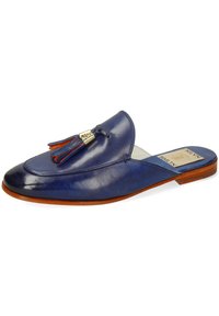 Mocasin de cuero azul sin cordones con suela marrón y dos borlas con acentos dorados en la parte superior.