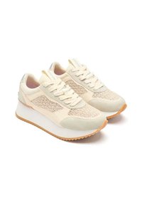 Sneaker di colore crema chiaro con tomaia in mesh testurizzato, dettagli in suede e una spessa suola bianca. Presenta una chiusura con lacci e una suola in gomma color cuoio.
