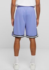 Lyse lilla atletiske shorts med en sort og hvid stribet nederkant, elastisk talje og sidelæg for bedre bevægelsesfrihed.