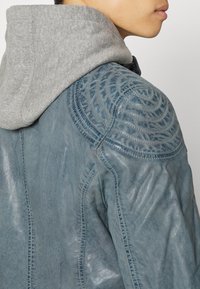 Gipsy by Mauritius BARLO - Casaco de couro - light blue