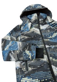 Chaqueta con estampado en azul, negro y blanco, que presenta una capucha, cremallera y bolsillos. Superficie texturizada con diseños de puntos y ondulados.