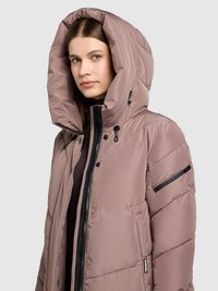 Gewatteerd jack in gedempt mauve met een grote capuchon, voorzien van een ritssluiting aan de voorkant en ritssluitingdetails op de zakken. Soepele, glanzende textuur.