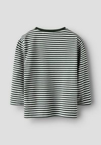 Dwukolorowy bawełniany top w zielono-białe poziome paski, z okrągłym dekoltem i rękawami o długości trzech czwartych. Teksturowany materiał.