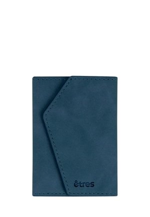 Porta carte in pelle blu navy con design angolare e cuciture a vista. Presenta il logo embossato 'êtres' in basso.