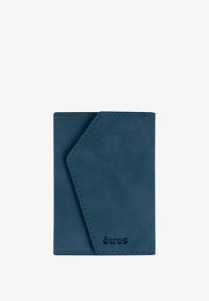 Navyblauwe leren kaarthouder met een hoekig ontwerp en zichtbare stiksels. Voorzien van het geperste 'êtres' logo aan de onderkant.