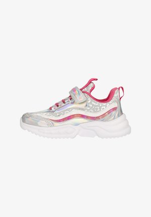 Zilveren en roze sneakers met iriserend materiaal, een luipaardachtig patroon, veters en klittenbandsluiting, met een gestructureerde witte zool.