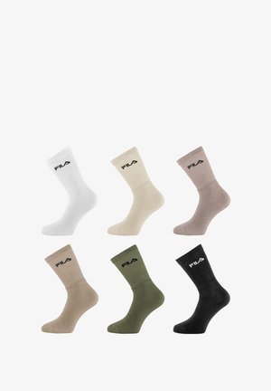 Six paires de chaussettes côtelées en blanc, beige, marron clair, kaki, vert foncé et noir, chacune arborant un logo Fila sur le bord.