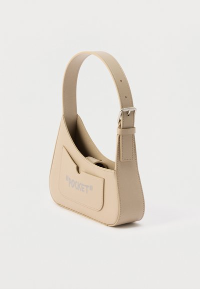 Beige δερμάτινη τσάντα ώμου με ρυθμιζόμενο λουρί και μπροστινή τσέπη με την ένδειξη "POCKET" σε γκρι κείμενο.