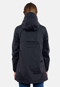 Giacca nera impermeabile con cappuccio, caratterizzata da una texture liscia, maniche lunghe e una vestibilità comoda. La schiena include un dettaglio a yoke per la ventilazione.