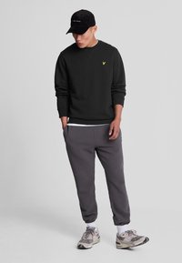 Lyle & Scott FOR ALL GRAPHIC - Sudadera - jet black