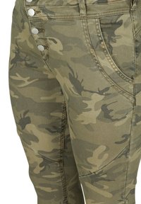 Kamo kalhoty v zelených a béžových odstínech, s přiléhavým střihem, pěti kapsami a stříbrnými knoflíky po obvodu pasu.