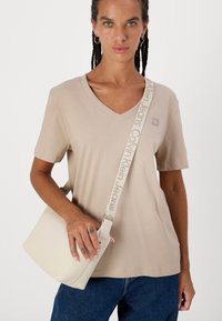 Calvin Klein Jeans BADGE V NECK TEE - Základné tričko - goat