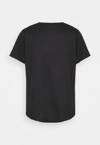 Camiseta negra de manga corta hecha de una suave mezcla de algodón. Presenta un escote redondeado y un dobladillo trasero ligeramente alargado. Diseño minimalista.