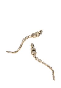 Náušnice ve zlatém tónu s zakřiveným designem, zdobené střídavě průhlednými a kouřově zbarvenými drahokamy různých tvarů a velikostí, včetně kapkovitého a čtvercového tvaru.