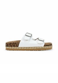 Sandali bianchi con due fibbie regolabili in argento, soletta in sughero, bordo in juta intrecciata e suola in gomma texture. Design casual con punta aperta.