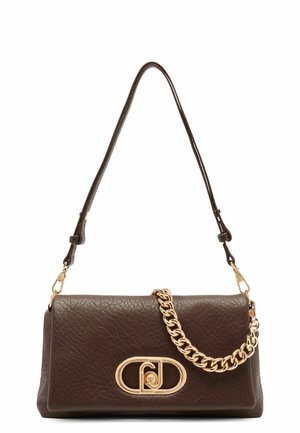 Sac à main en cuir marron foncé avec surface texturée, détail chaîne dorée, fermoir ovale doré avec logo et longue bandoulière réglable.