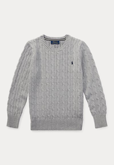 Grau gestrickter Pullover mit Zopfmuster, geripptem Rundhalsausschnitt und langen Ärmeln. Mit einem kleinen Logo auf der linken Brust.