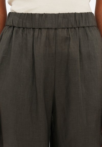Σκούρες γκρι λινές παντόφλες με φαρδύ, ελαστικό μέσο και χαλαρή, ρευστη σχεδίαση με απαλή υφή και πτυχώσεις.