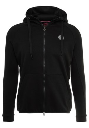 Schwarzer Hoodie mit durchgehendem Reißverschluss, Kordelzügen, Fronttaschen und einem kleinen runden weißen Logo auf der linken Brust.