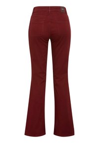 Dunkelrote Damen-Hosen mit Schlag, ausgestattet mit Gesäßtaschen und einem Markenpatch am Bund, von hinten gezeigt.