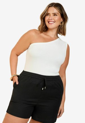 Bílý bodysuit na jedno rameno v kombinaci s černými šortkami na šnůrku. Hladká textura, volný střih. Obsahuje zlatý náramek jako doplněk.