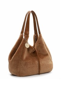 Sac en fausse fourrure brune avec deux poignées en cuir brun, de forme ronde, texture douce et une étiquette en métal de marque attachée par une chaîne.