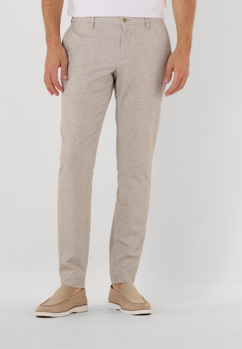 Light gray checkered trousers in a slim-fit design, featuring a button closure and pockets, paired with beige slip-on shoes.