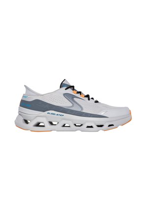 Pantofii sport albi cu accente gri, parte superioară din plasă texturată și detalii portocalii. Au o talpă groasă, cu nervuri, proiectată pentru amortizare și susținere.