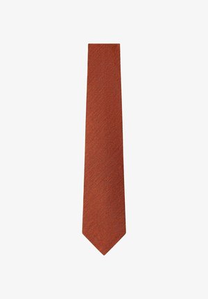 Corbata de hombre texturizada color naranja óxido con una punta ancha y clásica, mostrada sobre un fondo blanco.