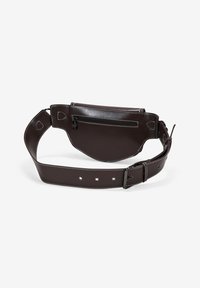 Bolso de cinturón de cuero marrón con textura suave, correa ajustable, bolsillo frontal con cremallera y detalle de costura blanca.