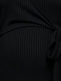 Haut en tissu côtelé noir avec un design cache-cœur, comprenant un accent noué sur le côté, mettant en valeur la texture et une silhouette ajustée.