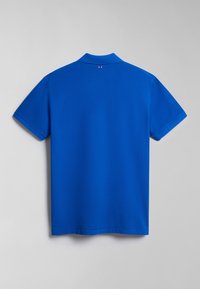 Polo a maniche corte di un vivido blu, realizzato in tessuto liscio. Presenta un colletto classico e piccoli accenti di logo sul retro.