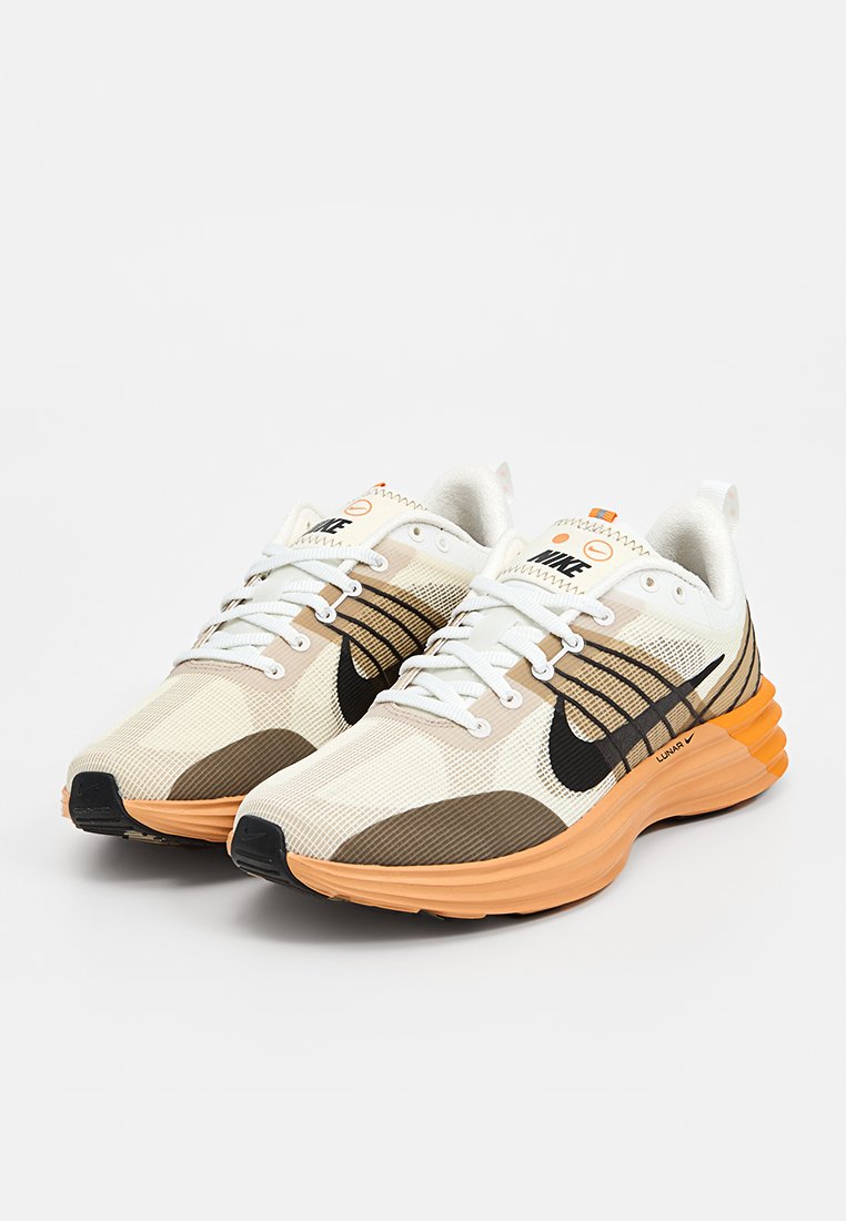 Scarpe da corsa Nike con tomaia in rete beige e bianca, dettagli neri e una suola in gomma arancione con un motivo testurizzato.