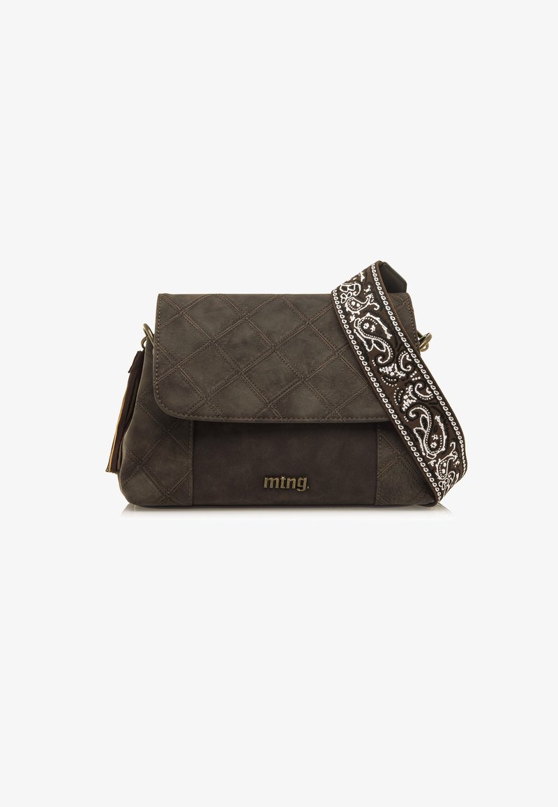 Dunkelbraune Handtasche aus Kunstleder mit einem gesteppten Design, einem goldenen Logo und einem verstellbaren Tragegurt mit Paisley-Muster.